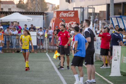 Rubén López dirigint el Femarguín al Recasens, amb el seu antecessor, Cobacho, en primer terme.