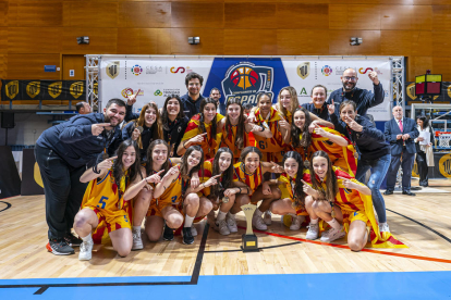 Albert Setó, el primero por la izquierda, y Llurba, el primero de la derecha, con las campeonas infantiles.