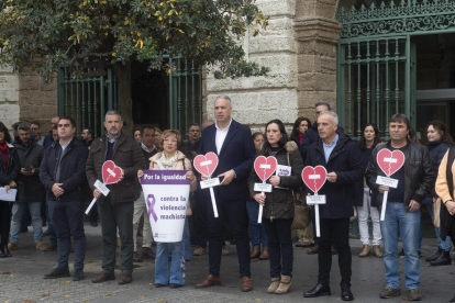 Concentración en repulsa de los últimos crimenes machistas ayer en Cádiz.