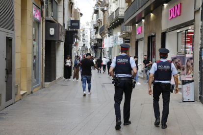 Imagen de archivo de una patrulla de los Mossos d’Esquadra (con el anterior uniforme) por el Eix Comercial de Lleida. 