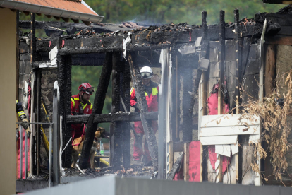 Los bomberos tratan de controlar el incendio en un albergue en el este de Francia.