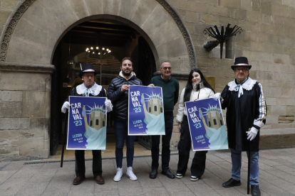 La presentación de la programación del Carnaval 2023 de Lleida, ayer en la plaza Paeria. 