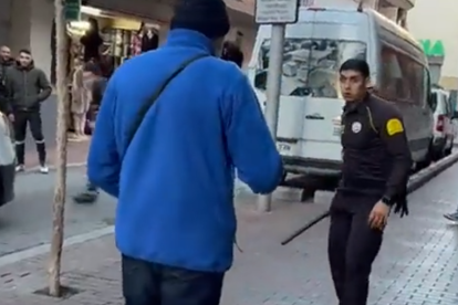 VIDEO | Arrestado tras atracar a punta de cuchillo un 'súper' en Lleida