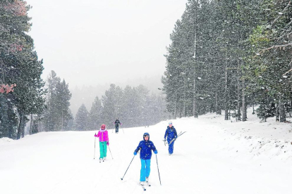 Un grup esquiant ahir a Tuixent-la Vansa