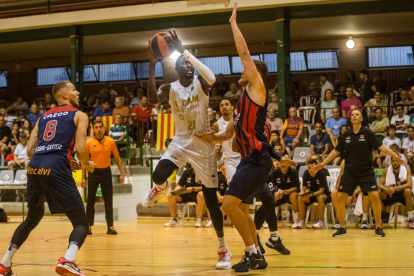 Una jugada del partit que van disputar ahir UCAM Múrcia i Baskonia a les Borges.