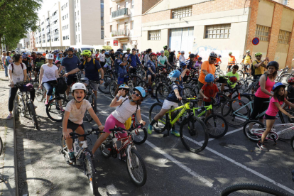 La Pedalada Popular arrancó en el Centre Cívic de Balàfia y recorrió 12 kilómetros urbanos.