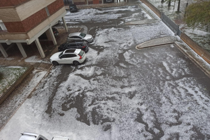 Un paso a nivel de 2,2 metros de altura inundado en Zaragoza. 