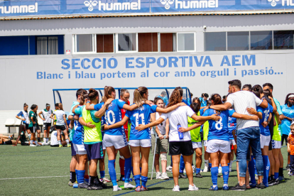 La pinya de les jugadores a l'acabar el partit