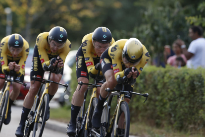 El equipo Jumbo Visma, durante el recorrido de ayer en la primera etapa de la Vuelta.