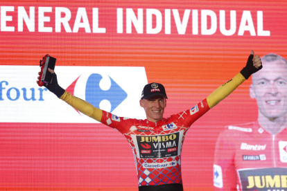 Gesink celebra el mallot roig com a líder de la Vuelta.