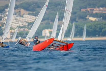 Miquel Àngel Alonso, con su patín a vela llamado ‘Indíbil’ en honor a uno de los caudillos ilergetas.