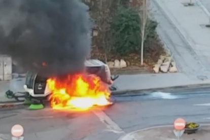 S'incendia una màquina de la neteja viària de Lleida