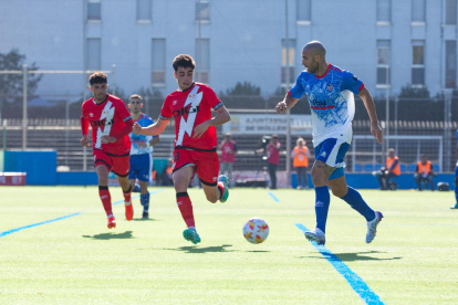 Adrià Fernández, en una acció amb el Rayo Vallecano a la Copa.