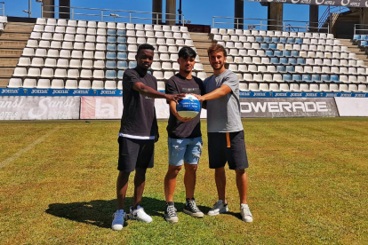 Quadri, Yepes y Juan Cruz Agüero, ayer durante su presentación en el césped del Camp d’Esports.