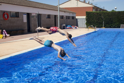 Piscinas abiertas en Agramunt  -  Agramunt se convirtió ayer en el primer municipio del Urgell que abrió las piscinas municipales. Tàrrega, Bellpuig y Castellserà lo harán el próximo sábado día 18 de junio, mientras que el domingo día 19 l ...