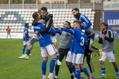 Jugadors del Lleida celebren un gol al Camp d’Esports durant el partit amb l’Eivissa.