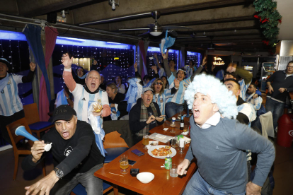 Aficionados de la selección argentina celebran uno de los goles albicelestes en el Bar Sol 9 de Lleida.