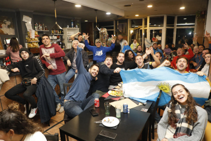 Aficionats de la selecció argentina celebren un dels gols albicelestes al Bar Sol 9 de Lleida.