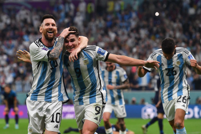 Messi y Julián Álvarez, los dos goleadores del partido, se abrazan para festejar el tanto que abrió el marcador ante Croacia.