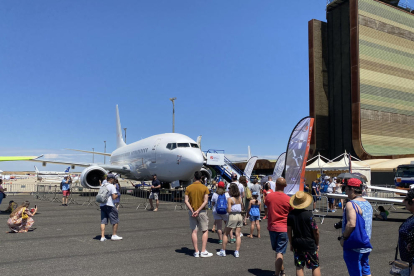 Visitants fent cua ahir al migdia per pujar a un Boeing 737-300 durant el Lleida Air Challenge.