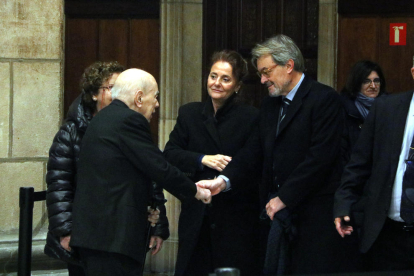 El Govern con el President Aragonès al frente y la familia del escritor asistieron a la entrada e instalación del féretro en el Saló Sant Jordi.