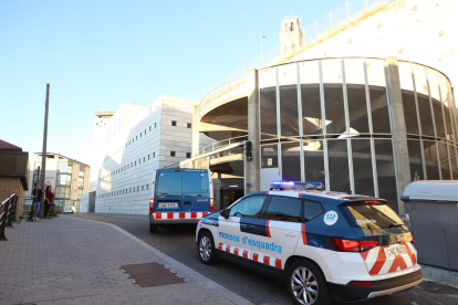 L'arribada a l'edifici judicial de Lleida de l'acusat pel crim de les Borges Blanques.