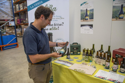 Iván Caelles, CEO d’Oliba Green Beer, mostra els seus productes a les instal·lacions de Torrefarrera.