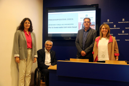 El president de la Diputació de Lleida, Joan Talarn, el vicepresident de la corporació, Jordi Latorre, i les portaveus d'ERC i JxCat, Mercè Carulla i Rosa Pujol, a la presentació dels pressupostos 2023

Data de publicació: divendres 14 d'octubre del 2022, 13:17

Localització: Lleida

Autor: