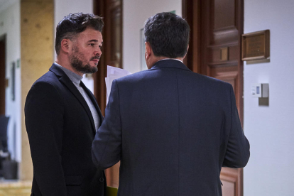 El portavoz de ERC en el Congreso, Gabriel Rufián, conversa con el del PNV, Aitor Esteban.