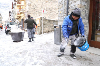 Operaris d’Esterri d’Àneu van tirar sal als carrers per la nevada de dilluns.