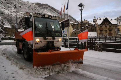 Operaris d’Esterri d’Àneu van tirar sal als carrers per la nevada de dilluns.