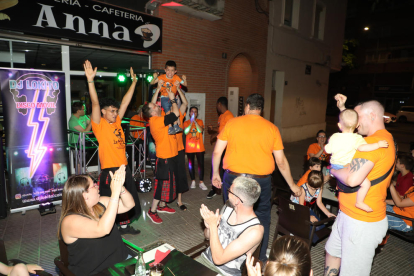 El momento en que el bar Glass Go de Lleida reveló a sus clientes la iniciativa solidaria.