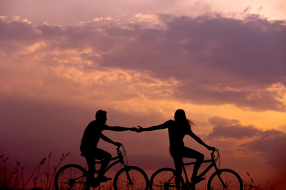 Imagen de archivo de una pareja en bici.