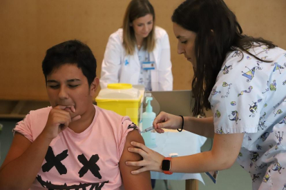 Un dels nens vacunats contra el papil·loma aquest divendres a l'escola Santa Maria de Gardeny de Lleida.