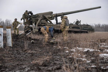 Militars ucraïnesos disparen a Bakhmut, a l’est del país.