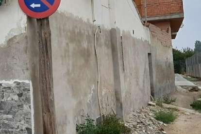 La Guàrdia Urbana denuncia el presumpte autor d'un abocament il·legal de runa i materials d'obra al Secà de Sant Pere.