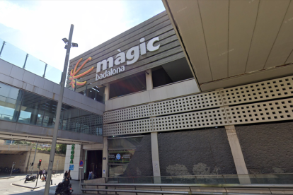 Imagen de la fachada del centro comercial de Badalona en el que tuvo lugar la violación.