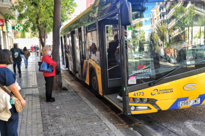 Imatge d’arxiu d’un autobús de Moventis en una parada de l’avinguda Prat de la Riba.