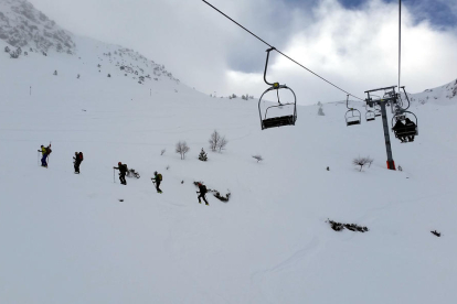 Un grup d'excursionistes fent una sortida d'esquí de muntanya des de l'estació de Tavascan en una imatge d'arxiu.