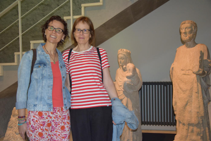 Pilar i Carmen, turistes de València a la Seu d'Urgell.