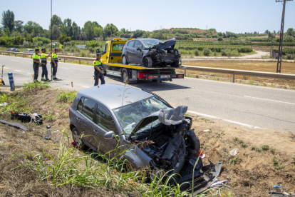 Agents dels Mossos d’Esquadra, ahir al lloc de la col·lisió entre dos vehicles a la carretera L-702 a Lleida.