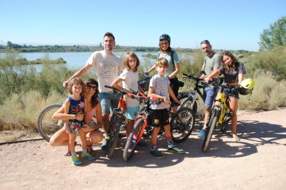 La famílias Narváez Gea i Narváez Ferrer van aprofitar la seua visita al pla de Lleida per recórrer amb bicicleta el perímetre de l’estany d’Ivars i Vila-sana.