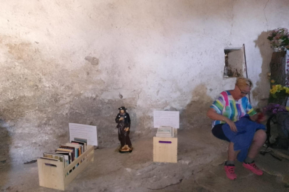 Dos caixes de llibres i revistes en una de les ermites que formen part del projecte ‘Vall Ferrera Llegeix’.