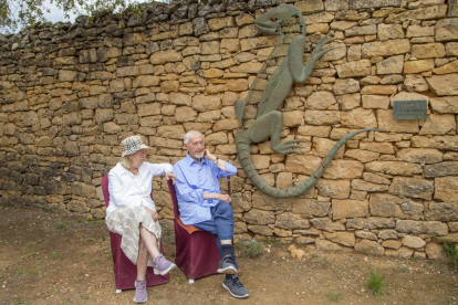 Vallverdú i la seua esposa, Antonieta, el mes passat al costat del seu ‘Llanga’ a la Vinya dels Artistes.