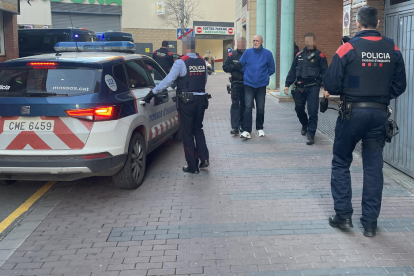 Moment de la detenció de Mario Casterás dilluns a la tarda després de l’atracament al supermercat.