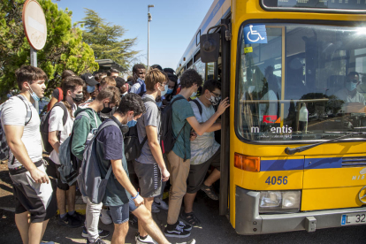 Desenes d’alumnes de la Caparrella intentant pujar a l’autobús a l’acabar les classes ahir a les 15.00.