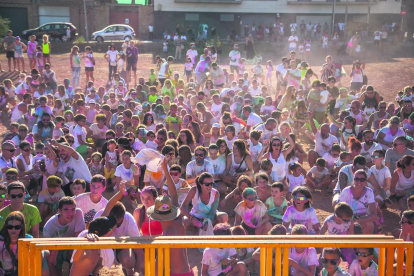 L’esplanada del carrer Enric Granados d’Alpicat es va omplir ahir de colors amb una festa holi que va fer les delícies dels més petits.