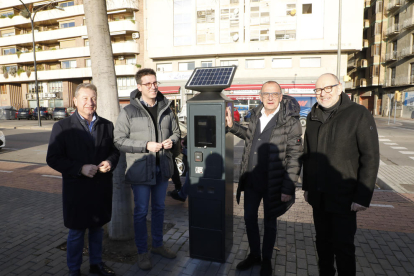 Castro, Postius, Pueyo y Rutllant, con uno de los nuevos parquímetros ayer en la avenida del Segre. 