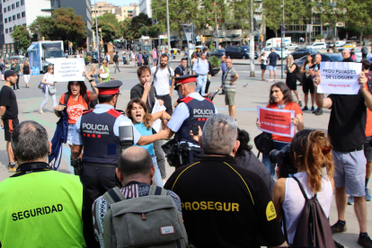 Regulación -  El Sindicato de Llogaters irrumpió ayer en un acto de la ministra de Transportes, Raquel Sánchez, en la estación de Sants de Barcelona para reclamar un decreto de urgencia para regular los alquileres y acabar con las subidas de pr ...