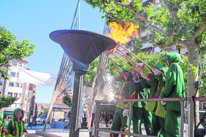 La llama del Correllengua se encendió en la plaza del Carme.